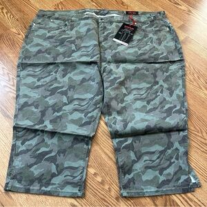 AVENUE camouflage Capri pants